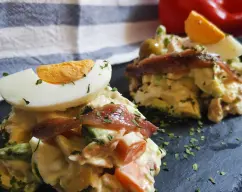 Step <p>Para la cocción de la zanahoria, después de trocearla ponla en el cestillo. Añade 250 g de agua al vaso e introduce el cestillo y programa 20 mints/Varoma/ vel 1.Al acabar extrae el cestillo y continua con el paso siguiente</p> illustration