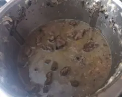 Step <p>Añade el resto de los ingredientes al vaso, incluyendo la carne que hemos reservado. Programa 35 minutos a 100ºC con giro inverso y velocidad 1.</p> illustration