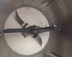 Step <p>Cuando haya infusionado, deja enfriar la mezcla durante unos 5 minutos. Pruébala para rectificar el dulzor a tu gusto (en caso necesario puedes añadir más cantidad de Erytritol) y retira la piel de limón y la canela.</p><p> Coloca la mariposa dentro del vaso.</p><p><br></p> illustration