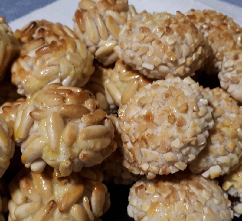 PANELLETS DE PIÑONES Y DE NOCILLA CON ALMENDRA.