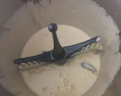 Step <p>Programa 8 minutos,100 grados, velocidad 3 y con la máquina en marcha ve echando los huevos uno a uno por el vocal. Mientras tanto mezcla la leche reservada con la gelatina en polvo.</p> illustration