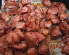 Step <p>Salpimentar la carne y añadir al salpimentado un chorrito de aceite. Remover para que se impregne toda la carne.</p><p>Pon la carne en la freidora de aire durante unos 12 minutos a 200 ºC, removiendo de vez en cuando para que se dore por todos lados. Si no tienes una freidora de aire, puedes utilizar la función de alta temperatura del Thermomix, cocinando la carne en varias tandas. Los modelos que no tengan esa función pueden hacerlo cocinando a 120º durante unos 15 minutos con giro inverso y velocidad cuchara, también en 2 ó 3 tandas. Aunque siempre puedes optar por utilizar una sartén u horno</p> illustration