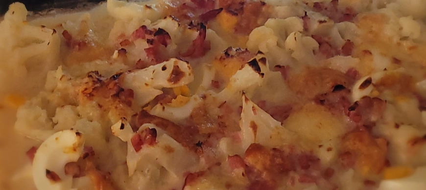 COLIFLOR CON BECHAMEL CON BOCADITOS DE BACÓN Y HUEVOS