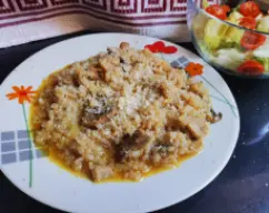 Step <p>6. Cuando acabe la programación, volcar el konjac en el vaso junto con 20 g del queso rallado reservado.</p><p> Servir en platos y terminar de espolvorear por encima el resto de queso.</p> illustration