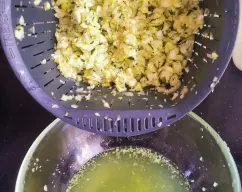 Step <p>Precalentar el horno a 200 grados
</p><p>
</p><p>Trocear el calabacín 4 seg/vel 5. Volcar sobre el cestillo y escurrir apretando con las manos para extraerle toda el agua que suelta.</p> illustration