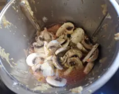 Step <p>3. Agregar los ingredientes restantes<br />
</p><p>Añadir al vaso el tomate triturado, la sal, la pimienta, el ajo en polvo, las hierbas provenzales, el eritritol, el agua, los champiñones y diez gramos de aceite.</p><p>Programar veinte minutos, 120 grados, giro inverso, velocidad cuchara.<br />
</p><p><br />
</p><p><br></p> illustration