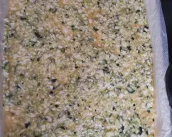 Step <p>Echar la mezcla del vaso sobre el papel y extender uniformemente por toda la bandeja formando un rectángulo.</p> illustration