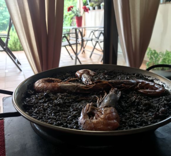 ARROZ NEGRO CREMOSO CON CALAMARES “EN PAELLA”