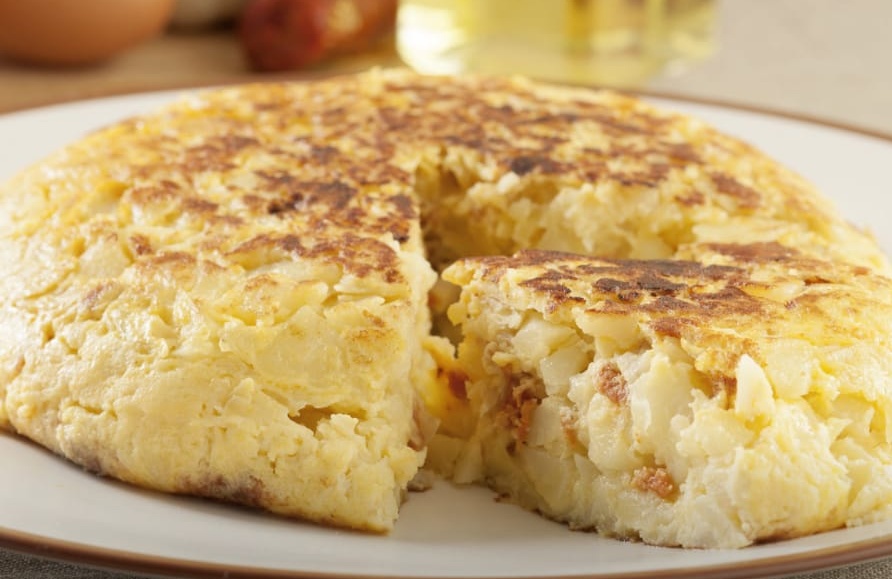 Tortilla de patatas con cebolla y chorizo Huevos y quesos Blog de IRIS BARROSO FERNANDEZ de