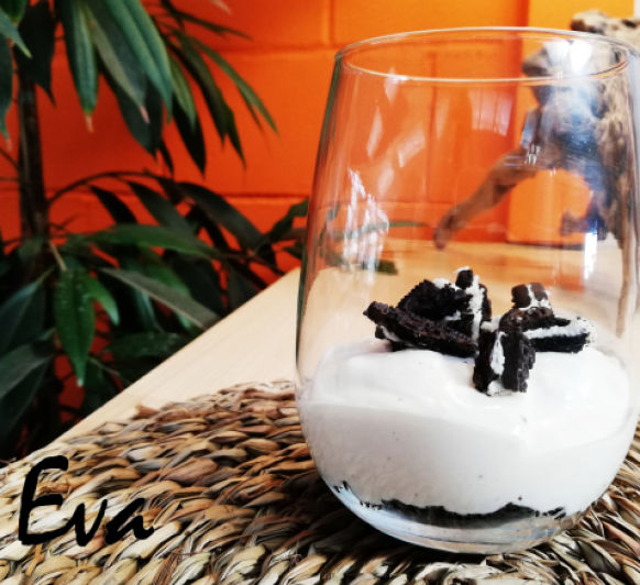 Crema de queso y galletas oreo.