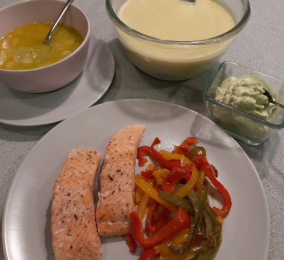 Menú: Patatas guisadas con puerros. Salmón con tres pimientos y salsa de aguacate