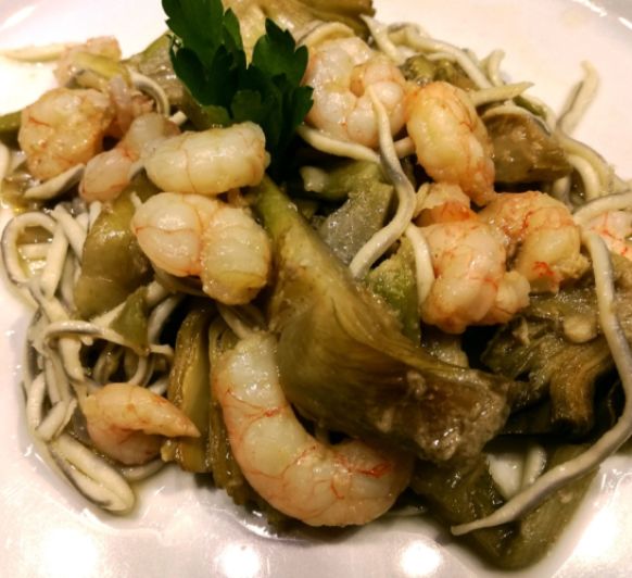 Salteado de alcachofas, gambas y gulas