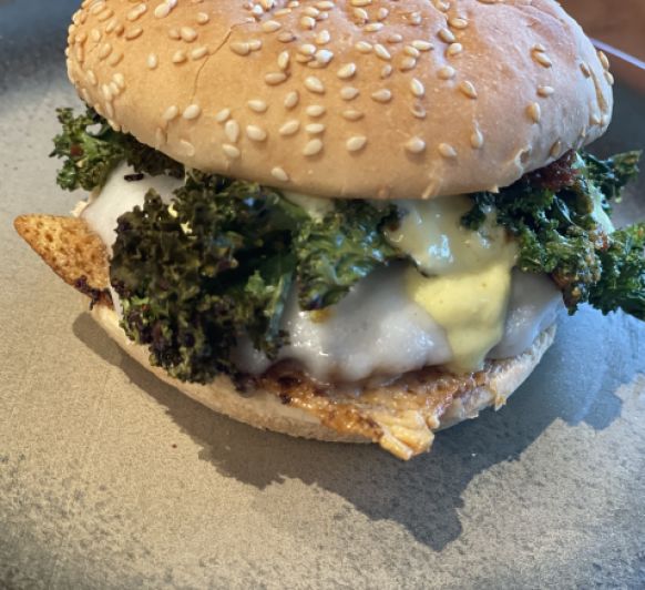 Hamburguesa amb col kale cruixent i salsa de mango picant