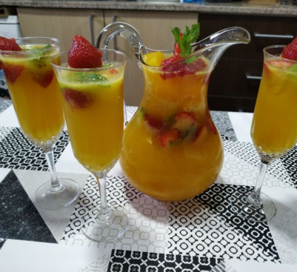 Sangría de cava y frutas