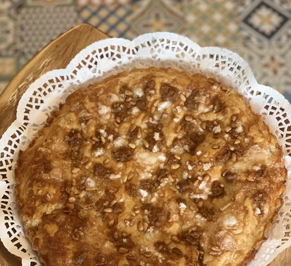 Coca de llardons i crema / coca de chicharrones y crema