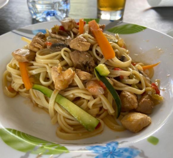 Tallarines con verduras y pollo